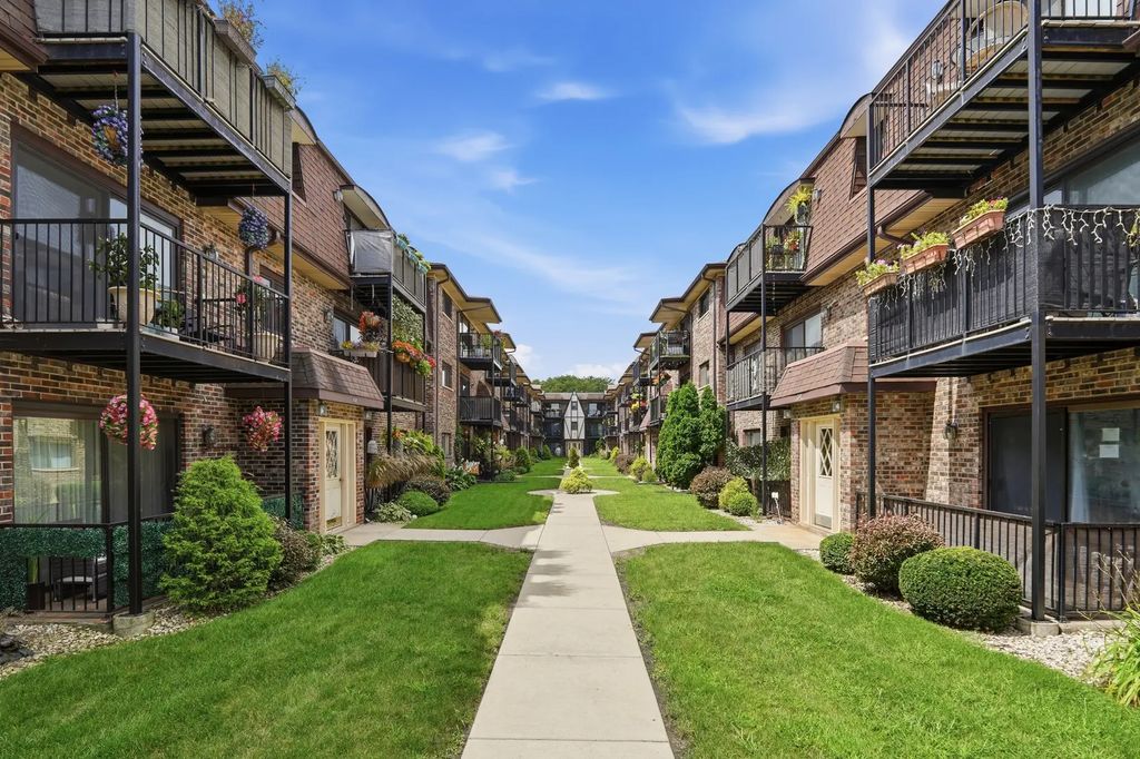 7600 W Lawrence Avenue 3b, Harwood Heights