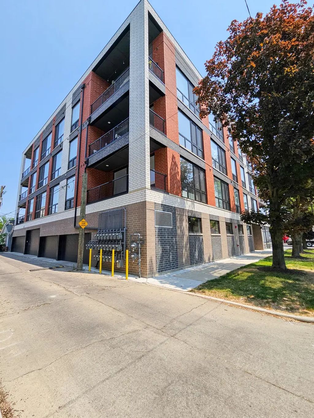 2402 W Carmen Avenue 406, Chicago