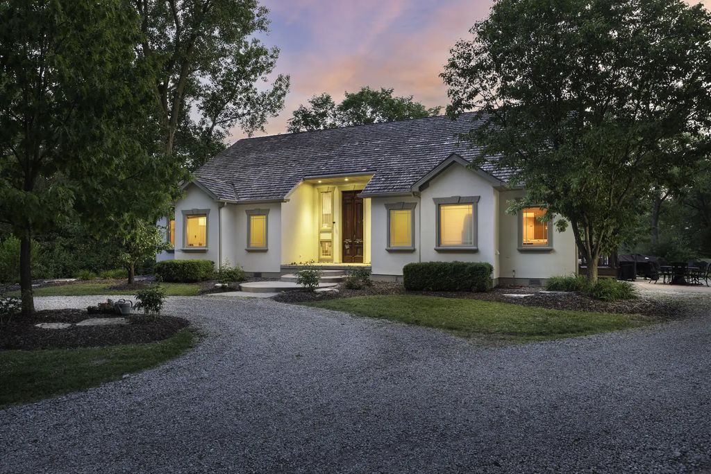 1199 N 27th Road, Ottawa