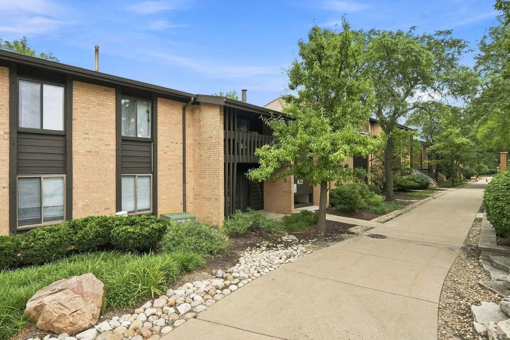 6109 Knoll Wood Road 102, Willowbrook