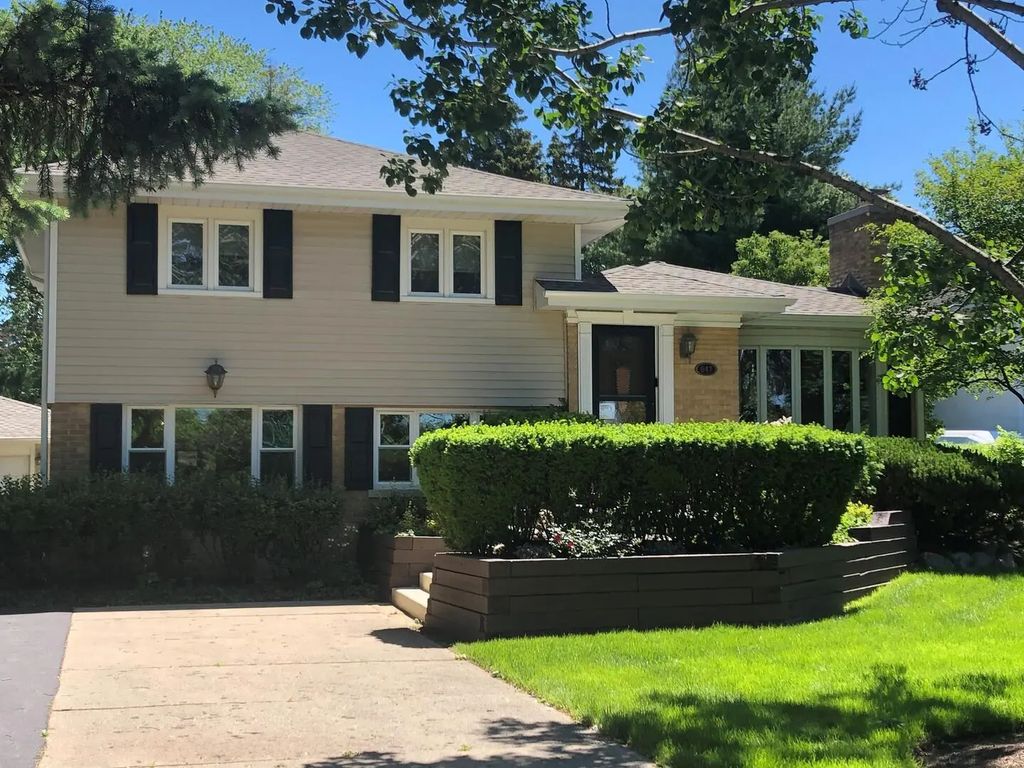 647 N Wilke Road, Arlington Heights