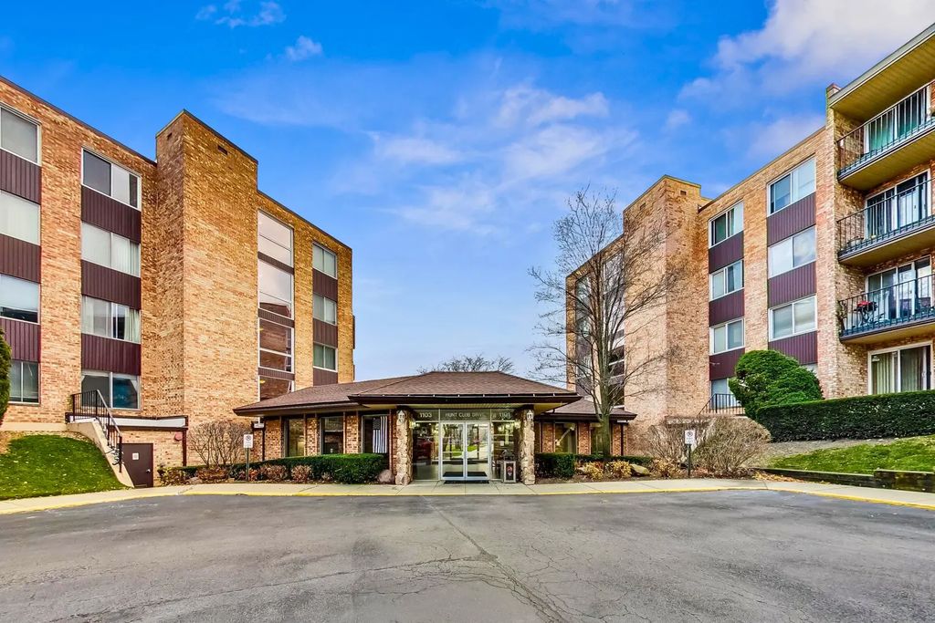 1101 S Hunt Club Drive 204, Mount Prospect