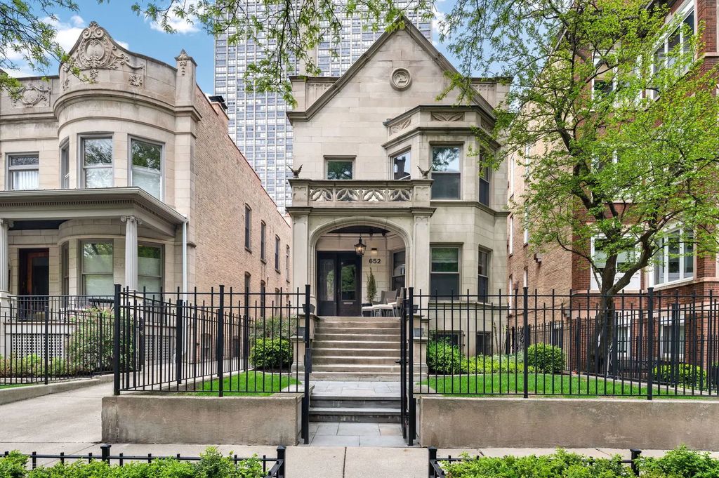 652 W Sheridan Road, Chicago, 60613