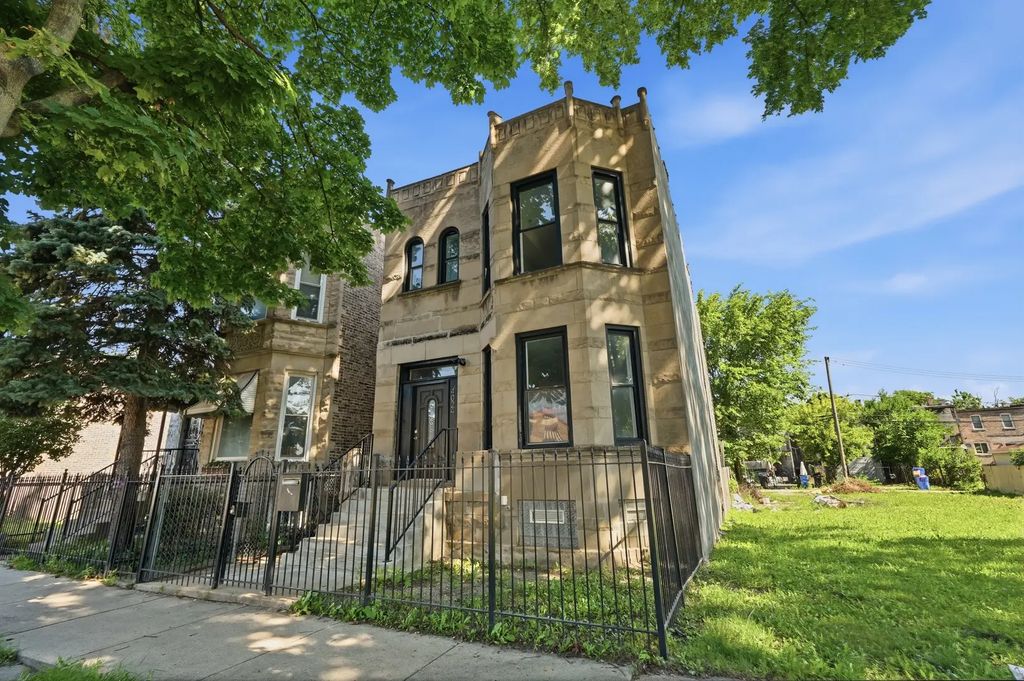 4024 W Arthington Street, Chicago