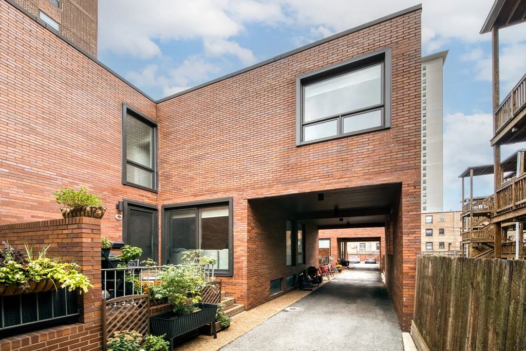3631 N Pine Grove Avenue C, Chicago, 60613