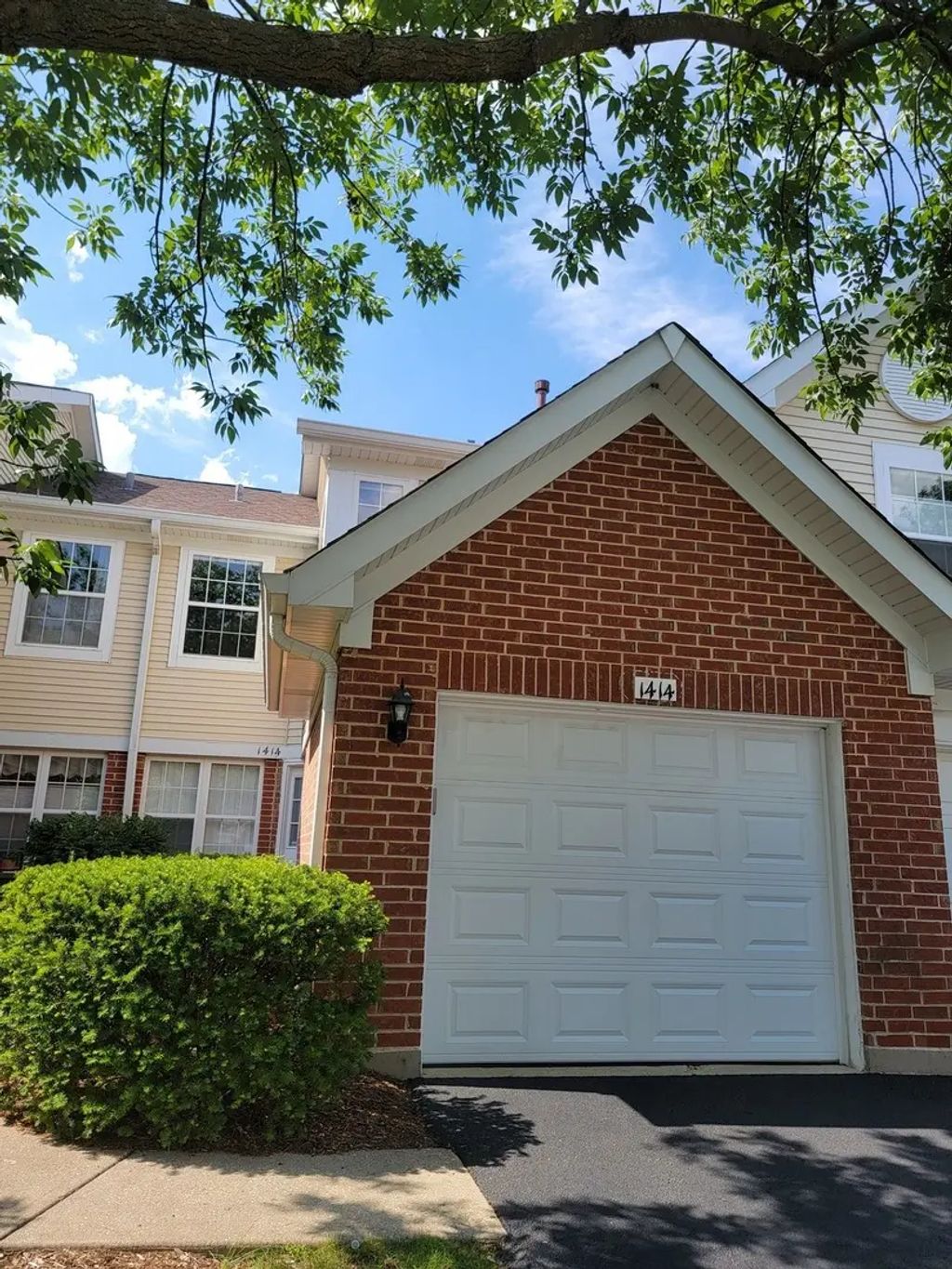 1414 Hampshire Court, Roselle
