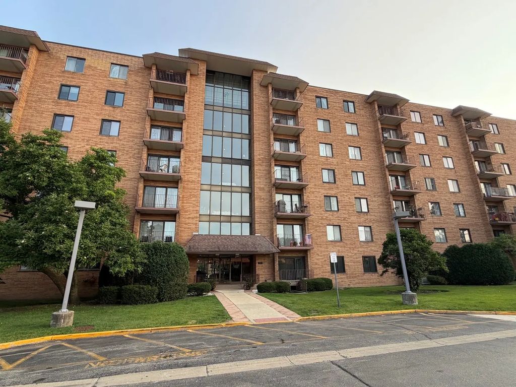 1717 W Crystal Lane 712, Mount Prospect