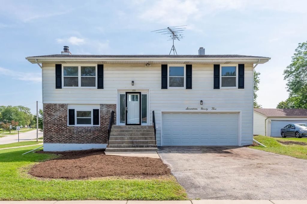 1795 Kent Road, Hoffman Estates