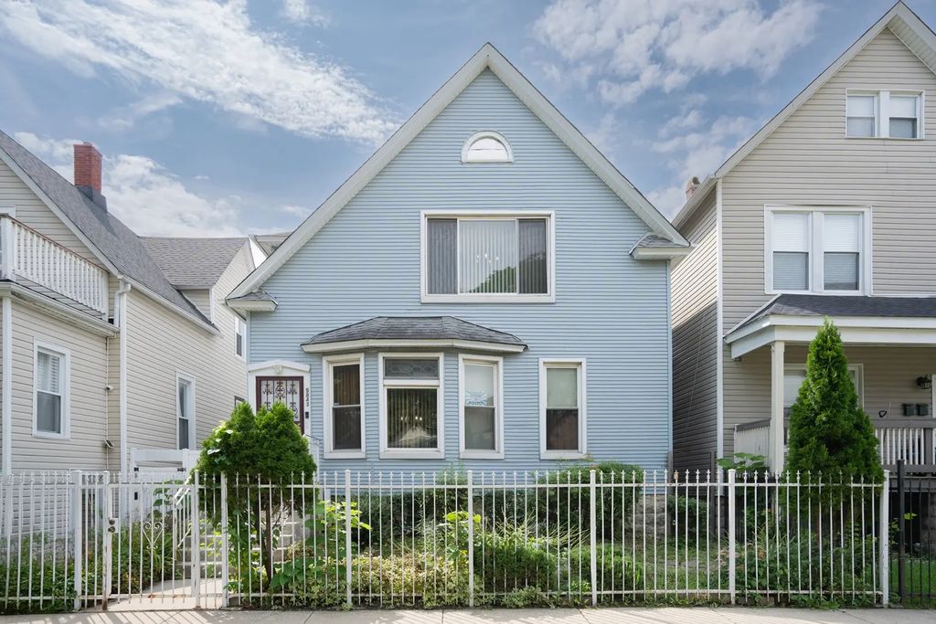 5843 W Iowa Street, Chicago