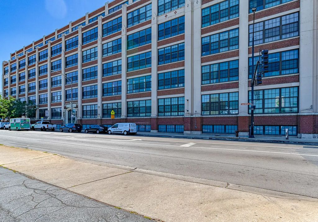 3963 W Belmont Avenue 233, Chicago, 60618