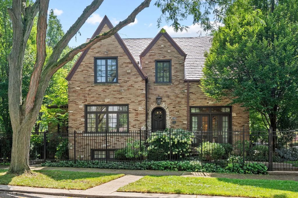 3045 W Ardmore Avenue, Chicago