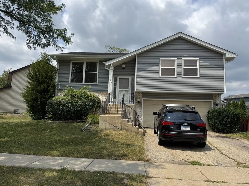 1990 Brookside Drive, Hoffman Estates