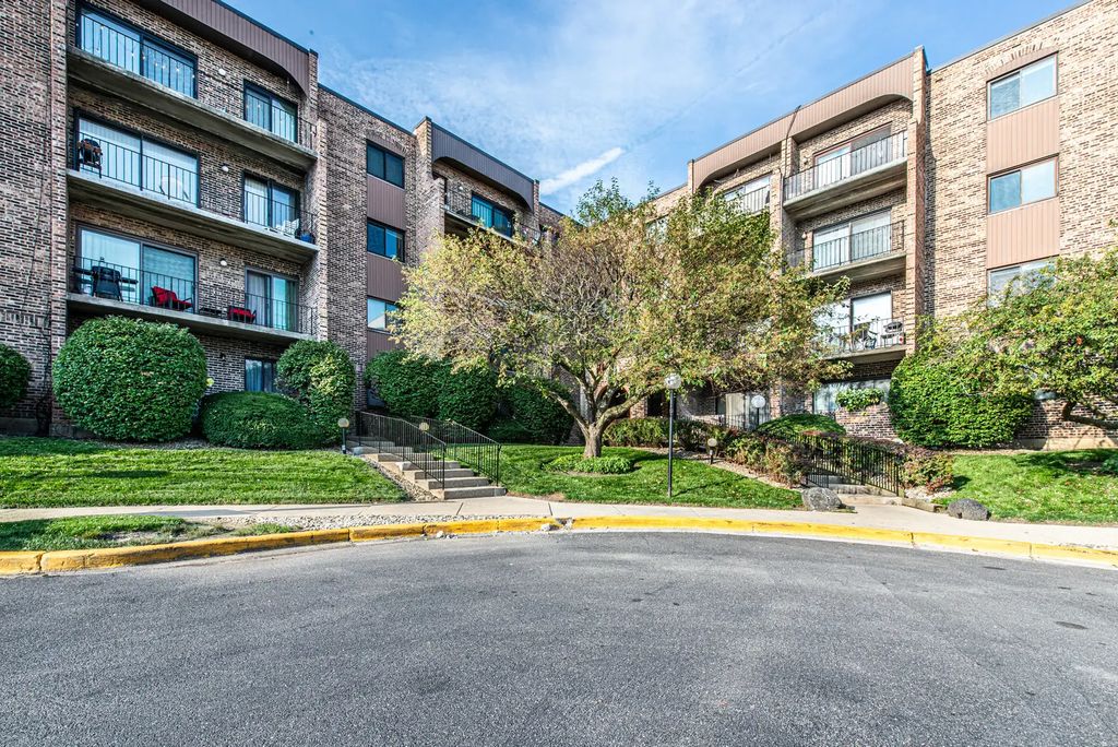 601 W Huntington Common Road 201, Mount Prospect