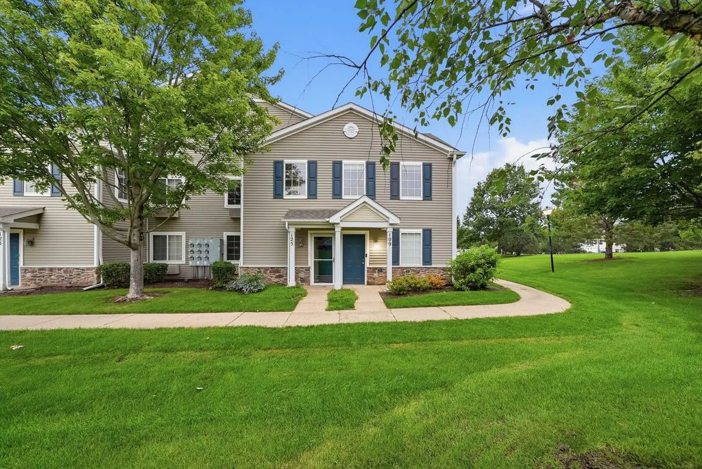 125 Silverstone Drive 125, Carpentersville