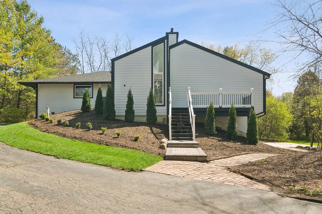 6739 Lakeridge Drive, Long Grove