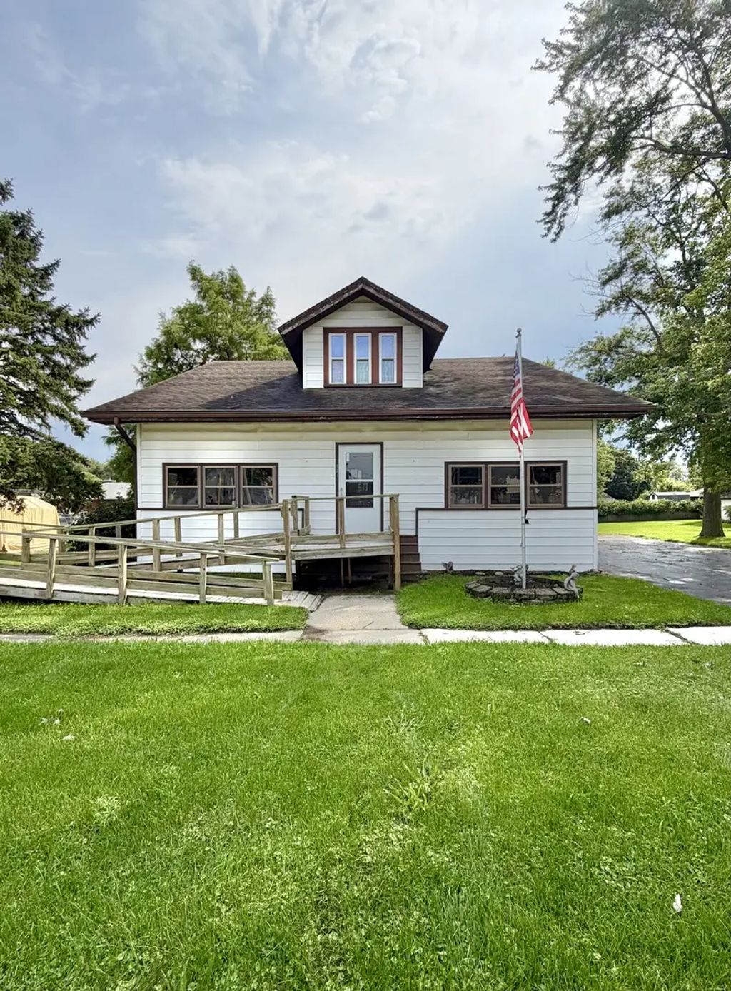 114 E Lake Street, Ashkum