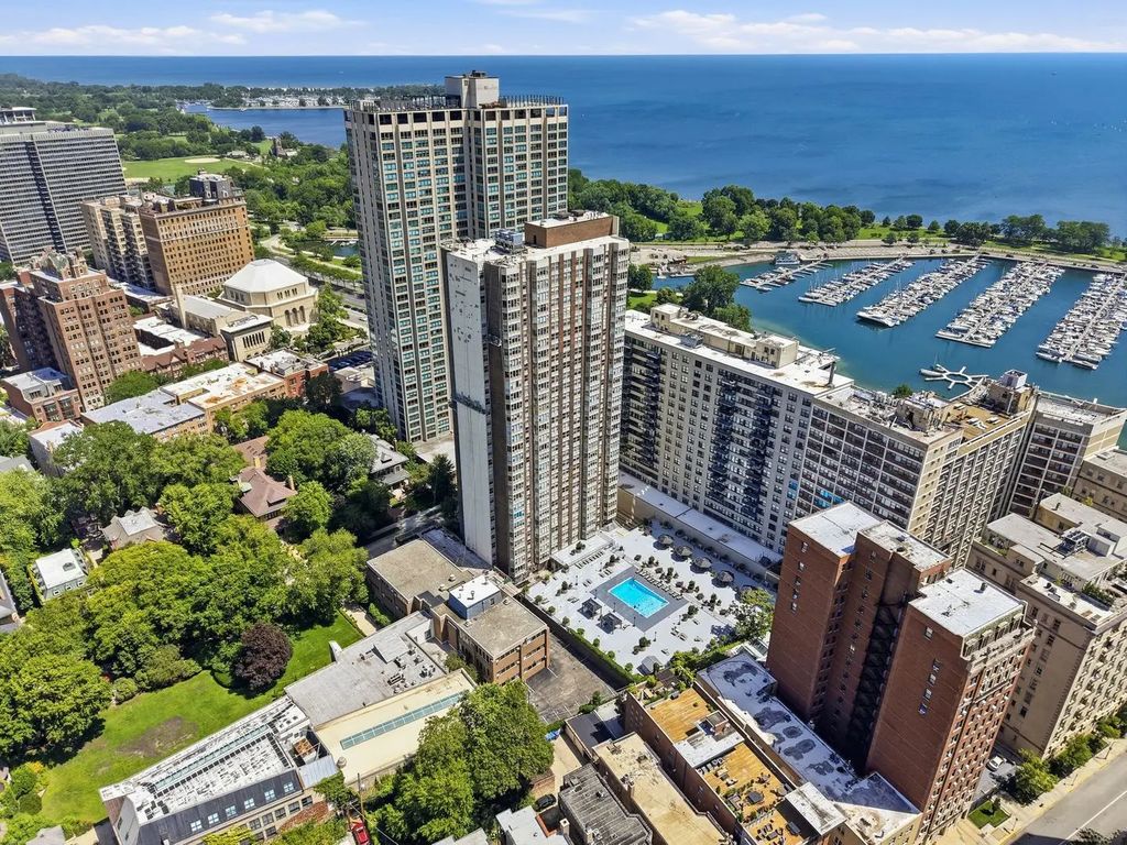 525 W Hawthorne Place 608, Chicago, 60657