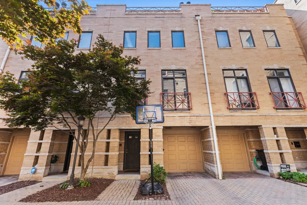 1350 W Byron Street 3, Chicago, 60613