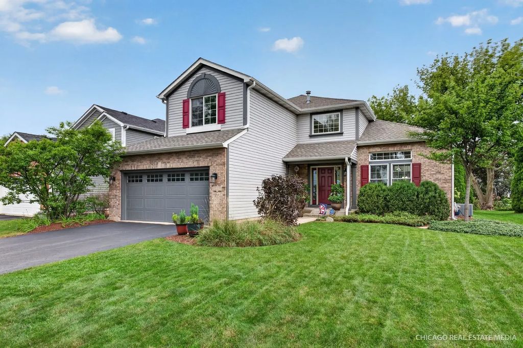 1172 Hillcrest Lane, Woodridge