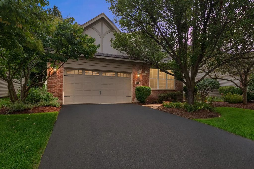 809 Colchester Drive, Oswego