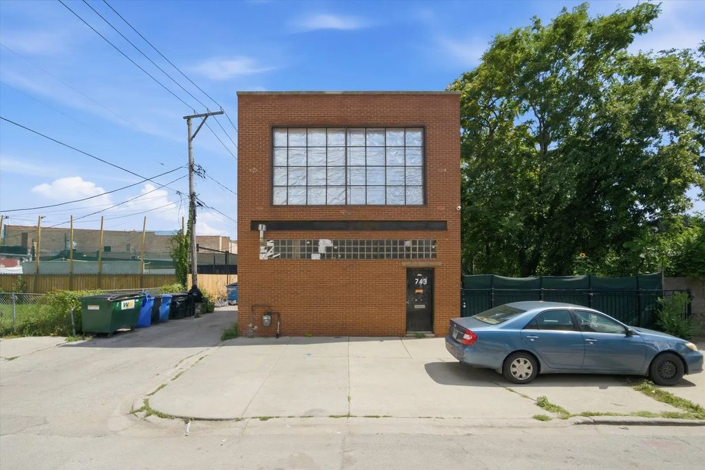 743 N Avers Avenue, Chicago