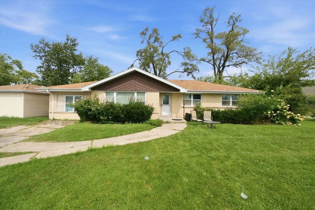 9342 S 76th Avenue, Hickory Hills