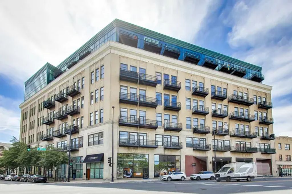 1645 W Ogden Avenue 303, Chicago, 60612