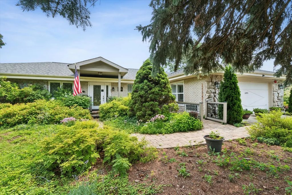 6441 S Richmond Avenue, Willowbrook