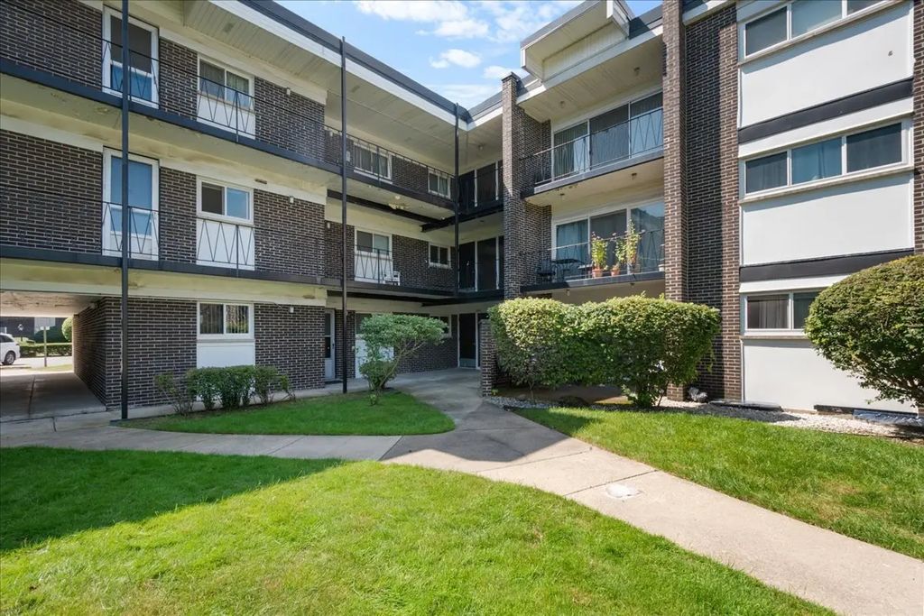 10101 Cherry Parkway M8, Skokie