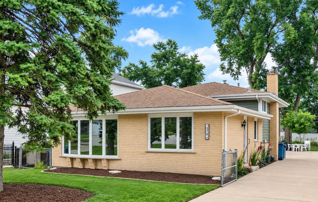 570 W Crockett Avenue, Elmhurst