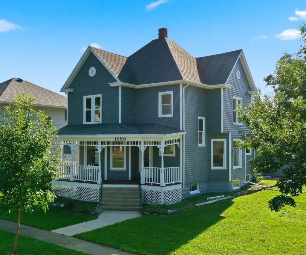 1223 N Locust Street, Pontiac