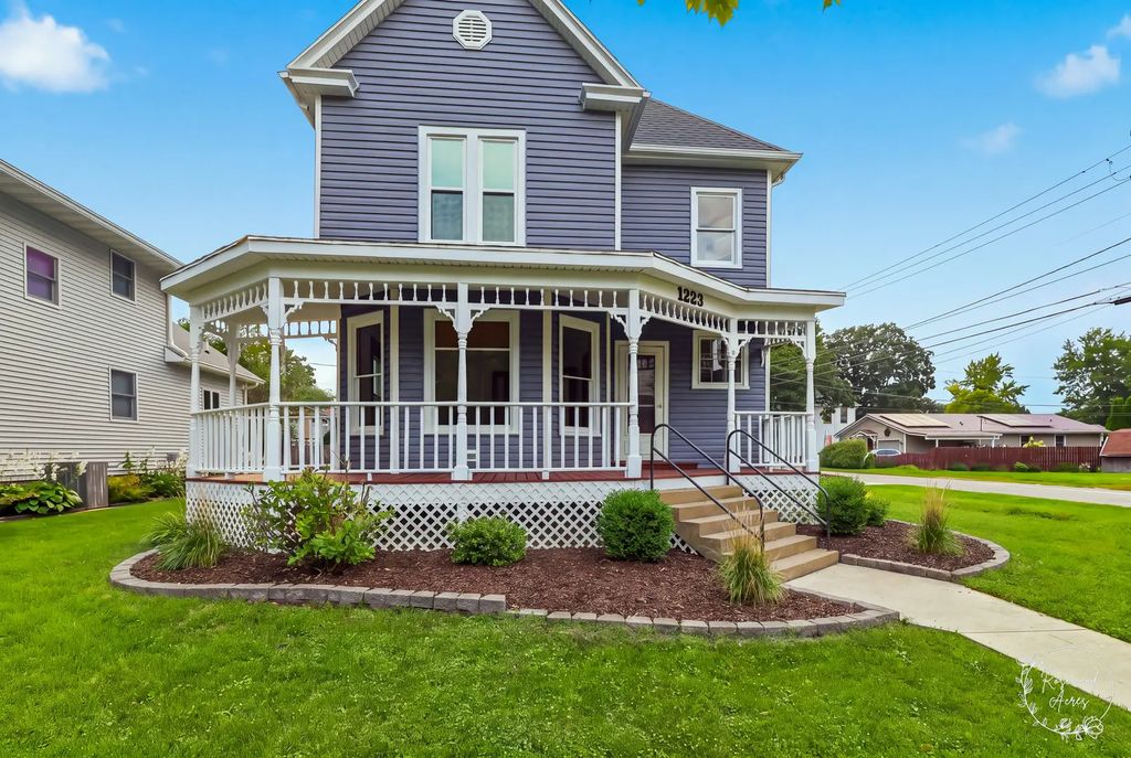1223 N Locust Street, Pontiac