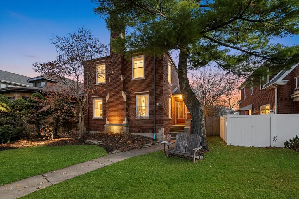 10151 S Bell Avenue, Chicago