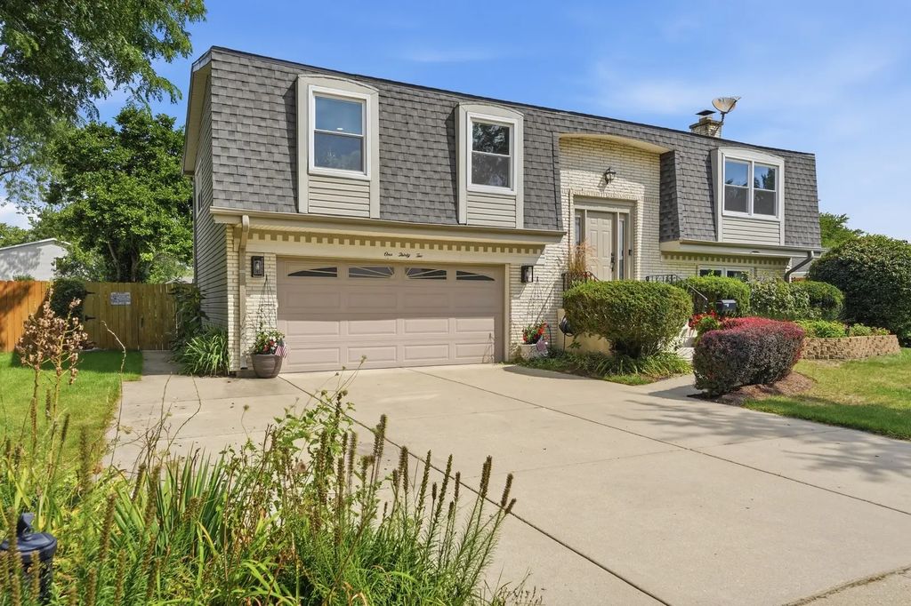 132 W King Arthur Court, Palatine