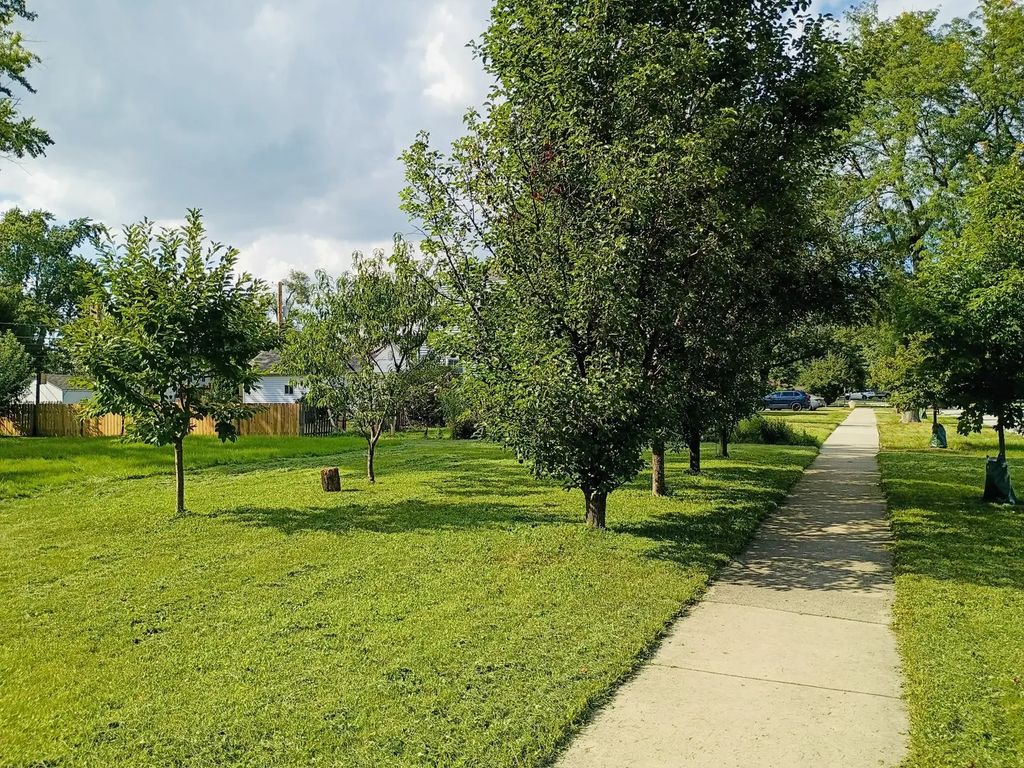 290 Woodbridge Road, Des Plaines