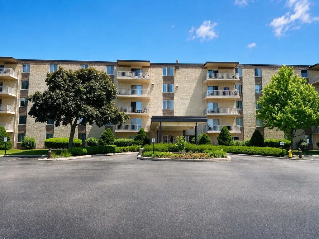 110 W Butterfield Road 402s, Elmhurst