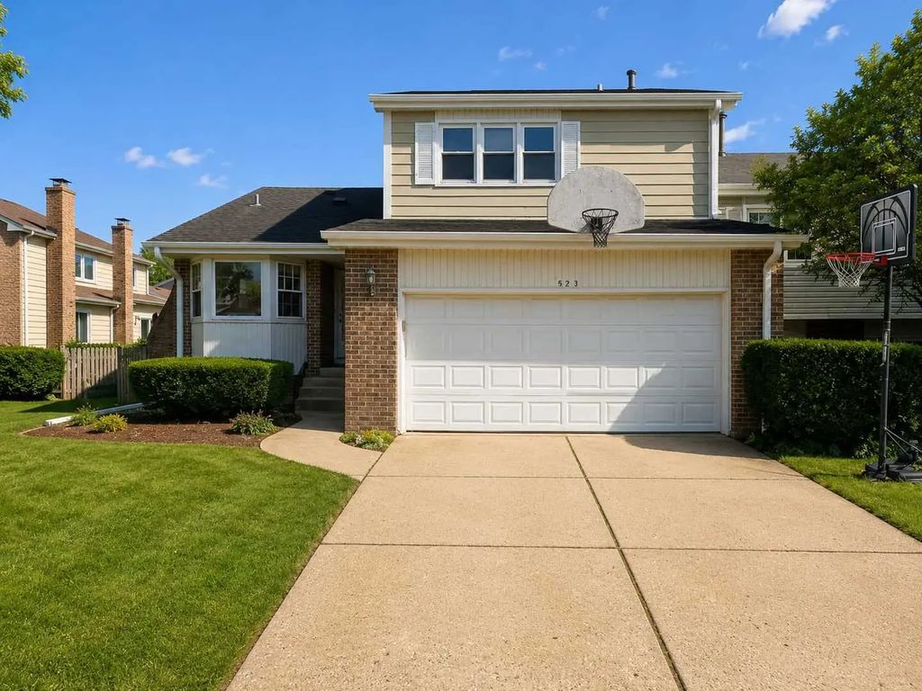 523 Dunsten Circle, Northbrook
