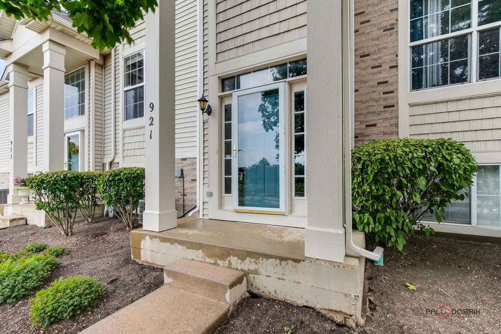 921 Summit Creek Drive, Shorewood