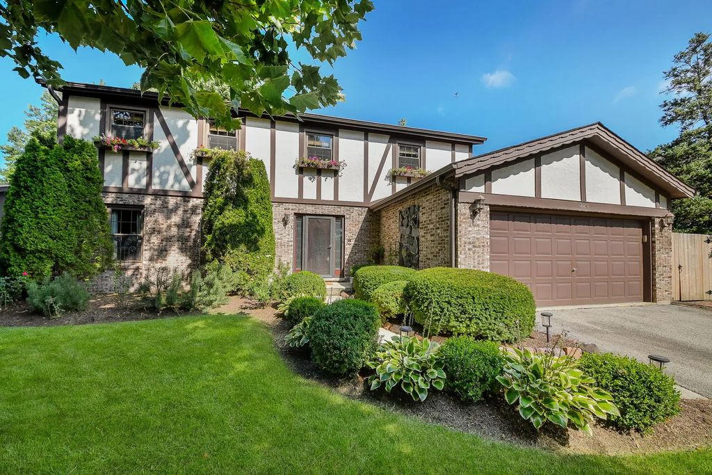 229 N Whispering Hills Drive, Naperville