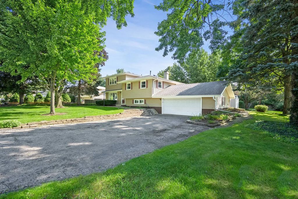 6151 Leonard Avenue, Downers Grove