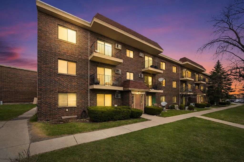 940 N Rohlwing Road 201a, Addison