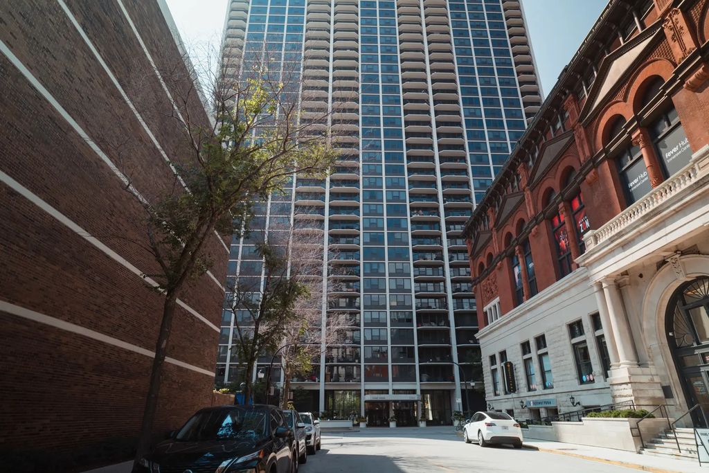 1560 N Sandburg Terrace 1506, Chicago, 60610
