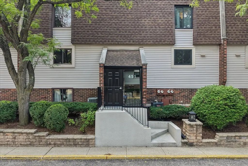 451 Elm Street 2f, Deerfield, 60015