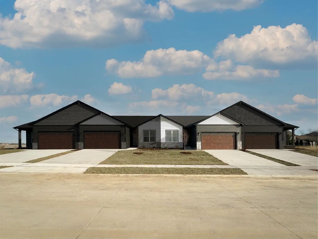 5986 Wildcat Way, Bettendorf
