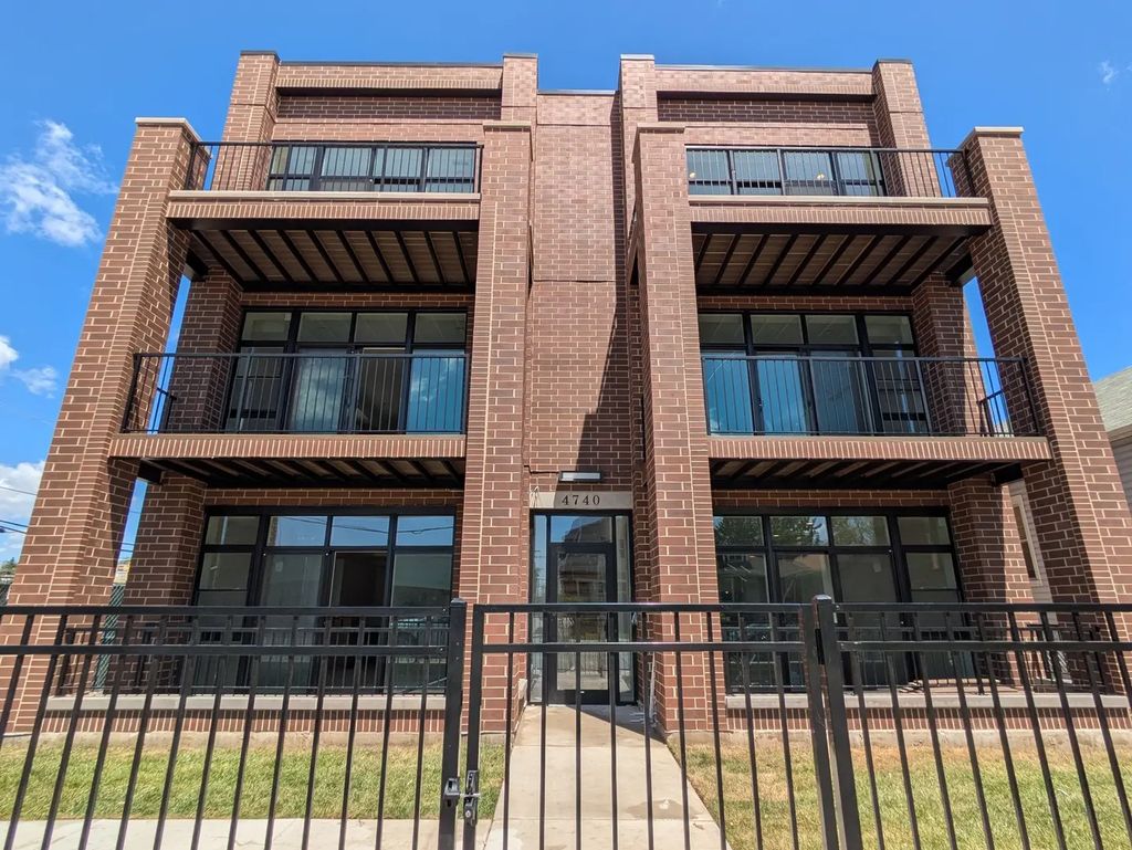 4740 W Addison Street 02, Chicago, 60641