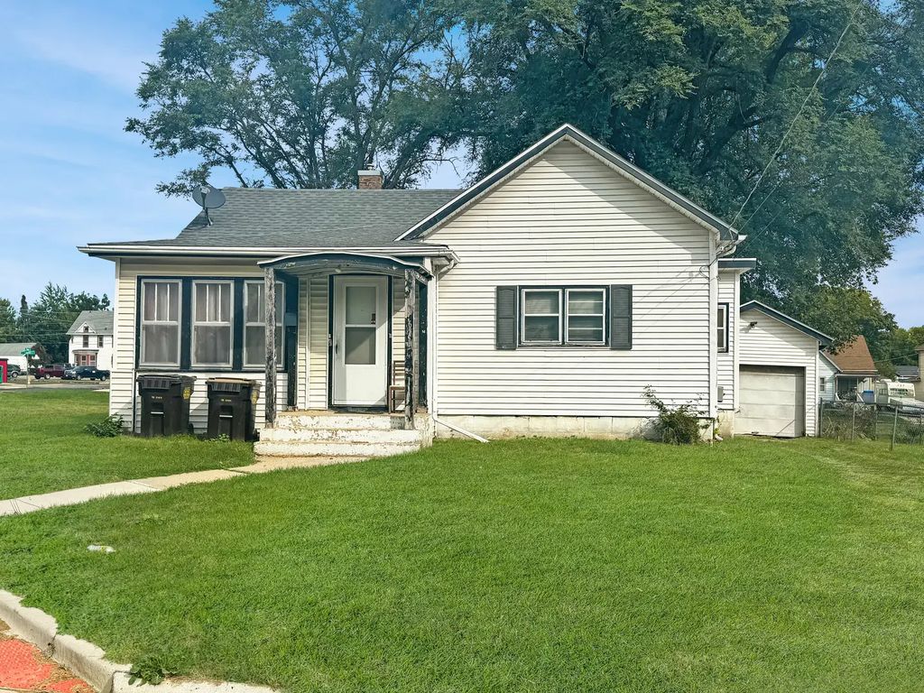 611 S Adams Avenue, Freeport