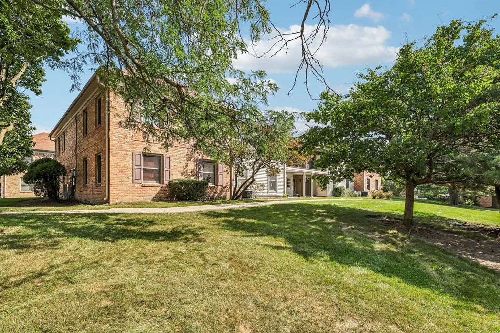 1760 Bristol Walk B, Hoffman Estates
