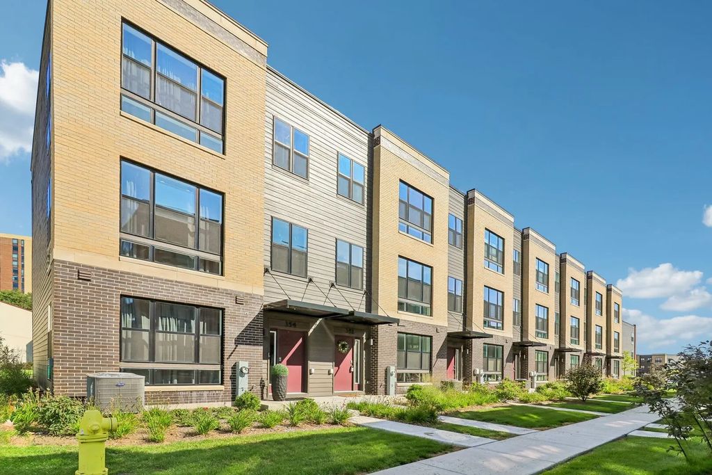 352 Summit Circle, Lombard