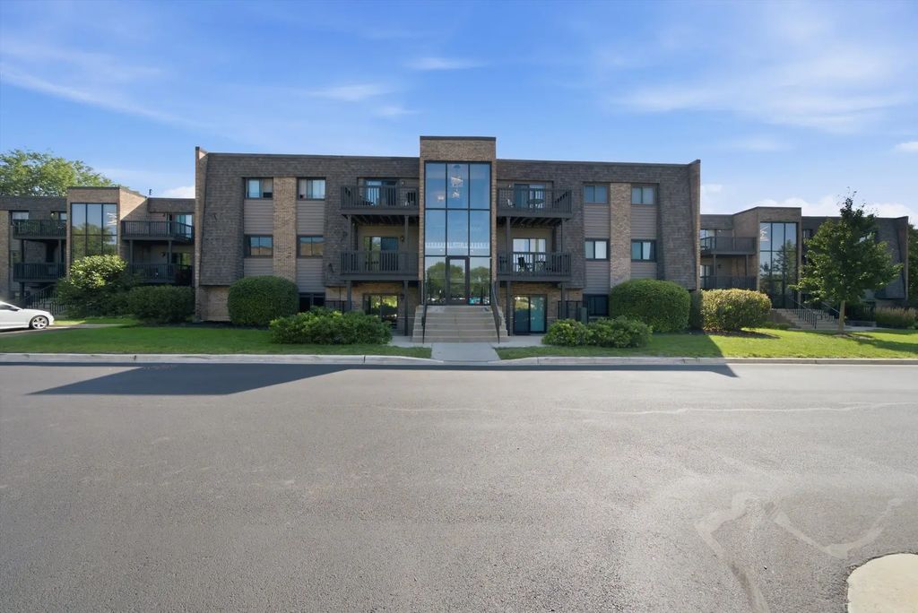 1422 Stonebridge Circle M5, Wheaton