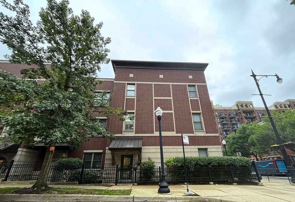 767 W 15th Street 308, Chicago